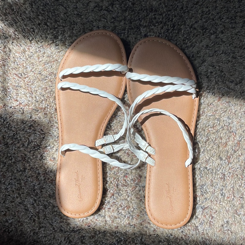 Universal Thread White flat sandals. Faux leather.